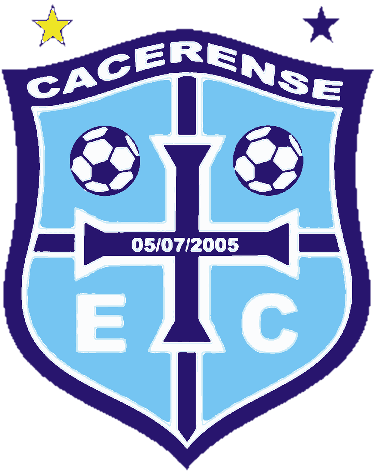 Brasão do Cacerense Esporte Clube: escudo azul celeste com cruz branca, duas bolas de futebol e a data 05/07/2005